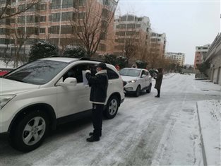 藍(lán)海投資張龍陽、侯杰，天福雅苑卡點執(zhí)勤.jpg